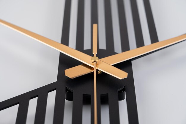 Photo a black and white clock with the hands on the hands