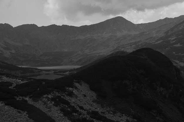 Photo black and white landscape of the valley of five polish ponds in the tatra mountains in poland