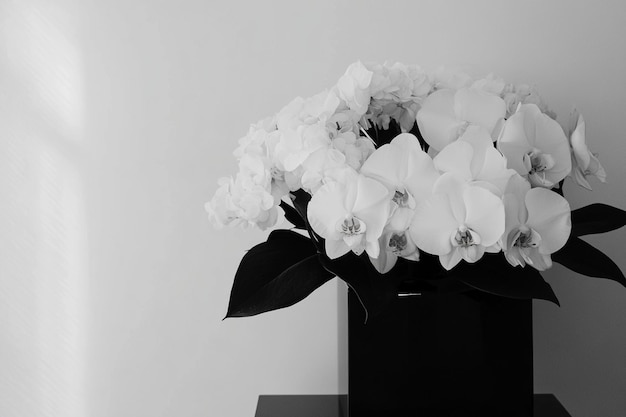 Photo black and white minimalist flower arrangement in a sleek black vase