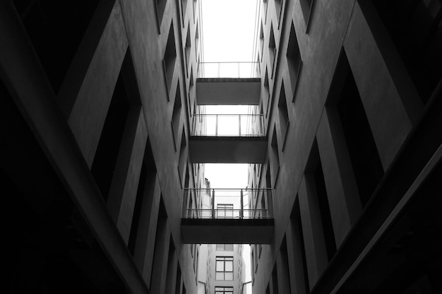 Photo a black and white photo of an alleyway of a building