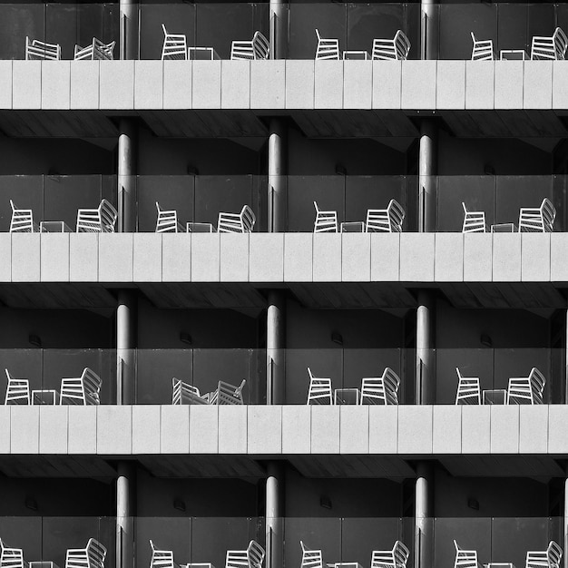 Photo a black and white photo of a building with a bench on the side