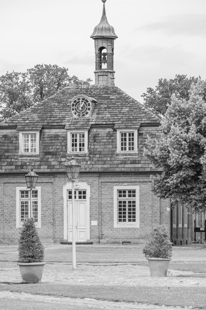 Photo a black and white photo of a building with a clock on the top