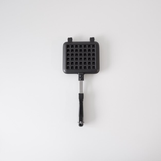 Photo a black and white wall mounted device with a black handle and a black plastic clip