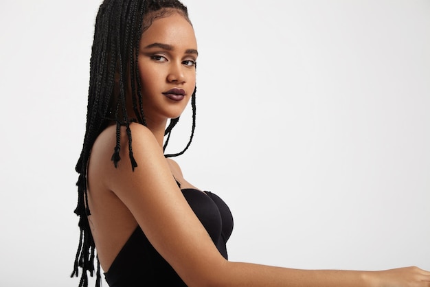 Photo black woman with modern makeup wears braids