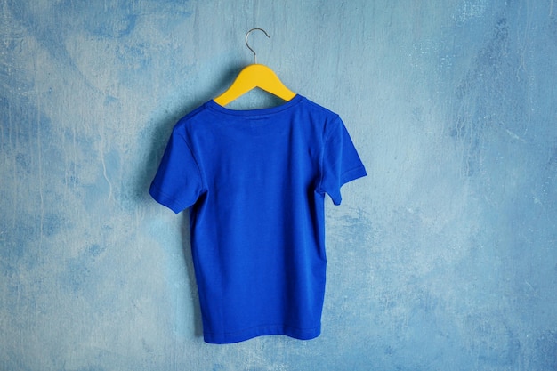 Photo blank blue tshirt on grunge background