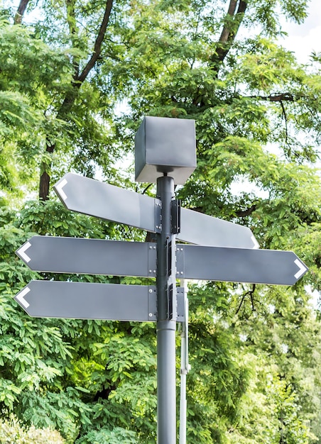 Photo blank city pointer against green trees