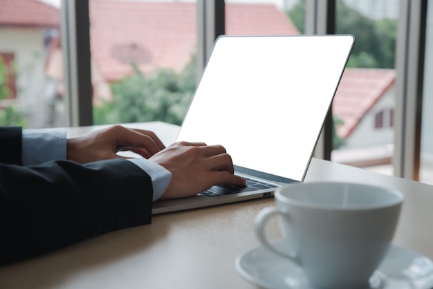 blank screen laptop computer 