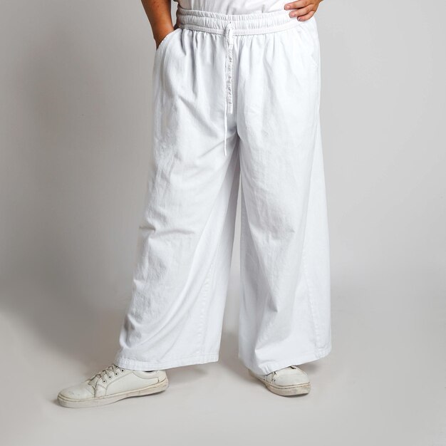 Photo a blend of cool style and functionality this woman looks stunning in her long cargo pants exuding