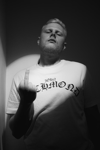 Photo a blond man in a white tshirtblueeyed guy posing for a photo shoot a man with a beard