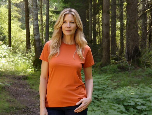 Photo blond woman in an orange shirt standing in a forest