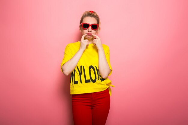 Photo blonde woman in bright clothes