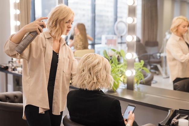 Photo blonde woman getting her hair done