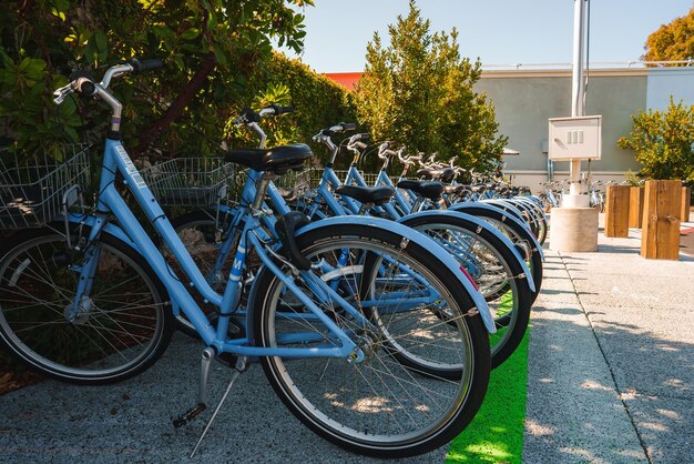 Photo blue bicycles in bike sharing station urban landscape