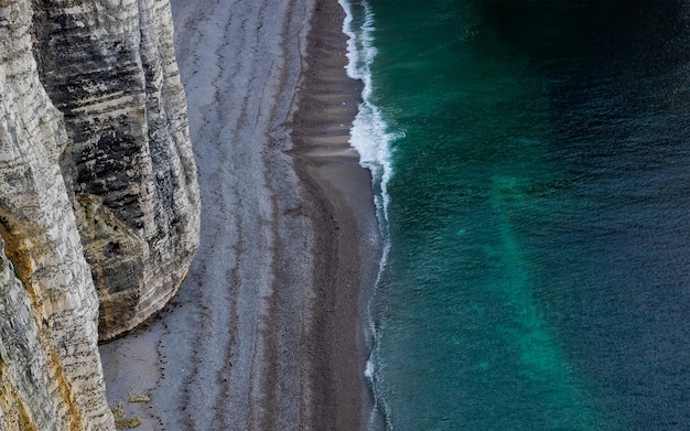 Photo blue and brown beach line and cliffs