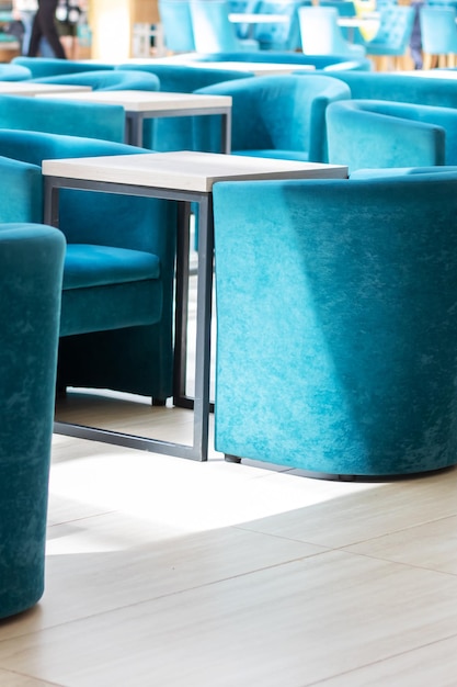 Photo blue chairs and tables arranged in a restaurant setting