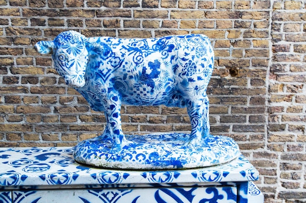 Photo blue delft porcelain cow sculpture in delft netherlands