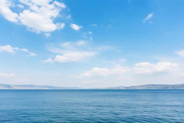 Photo blue sky over the sea with reflection