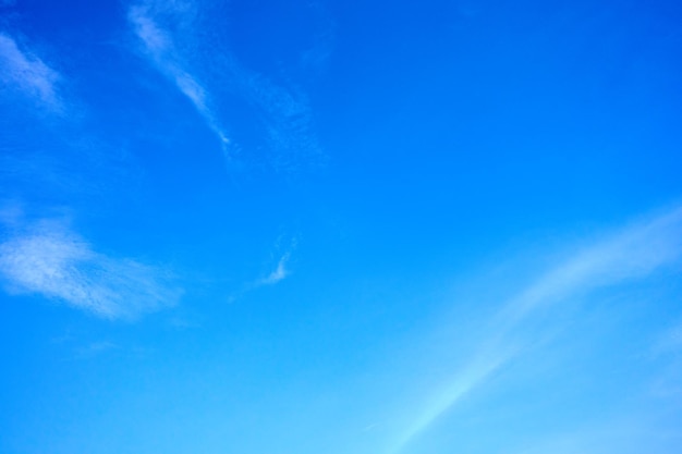 Photo a blue sky with a few clouds and a few clouds