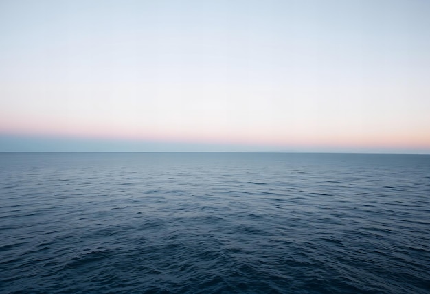 Photo a blue sky with a pink and purple horizon in the distance