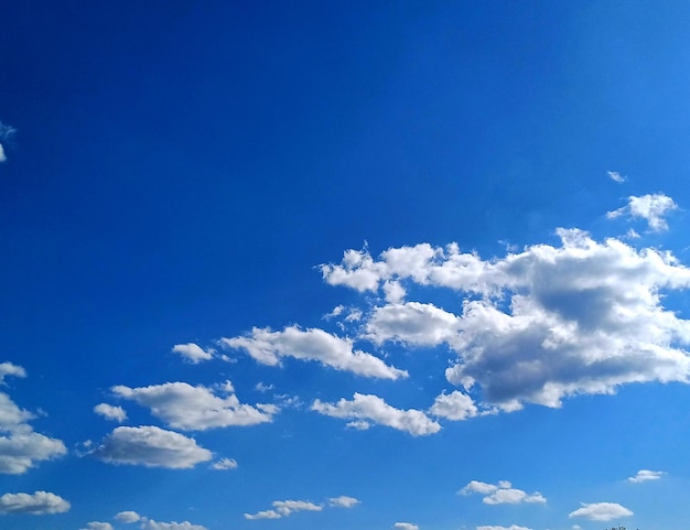 Photo a blue sky with some clouds and the sun shining through the clouds