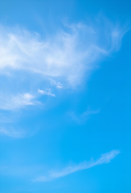 Photo a blue sky with wispy clouds