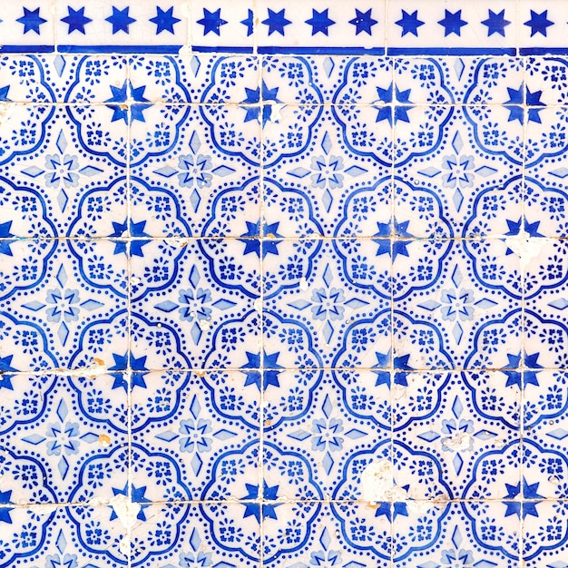 Photo a blue and white wallpaper with a pattern of flowers in blue and white