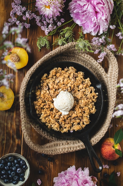 Blueberry and peaches crumble with ice cream