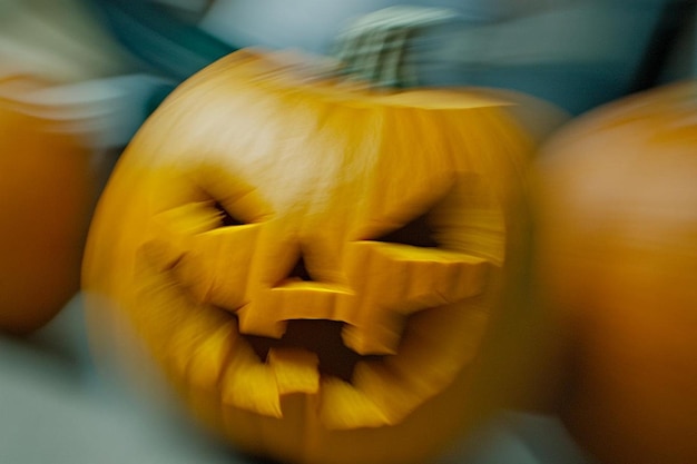 Photo blurred carved spooky pumpkins