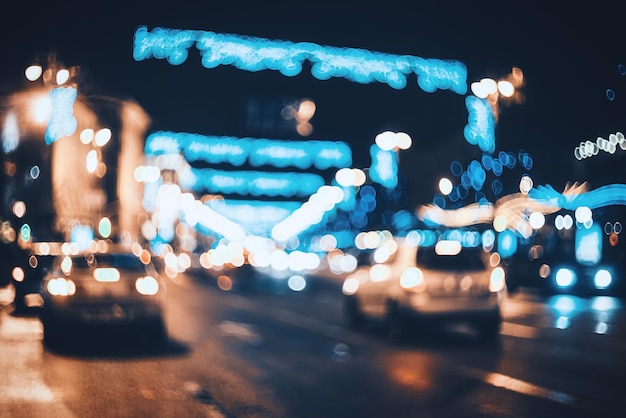 Photo blurred city at night bokeh beautiful abstract scene with defocused buildings cars city lights people colorful bokeh background with urban night scene design concept backdrop vintage