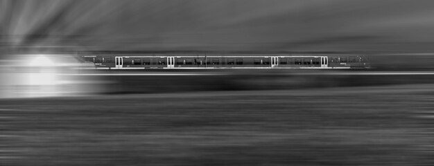 Photo blurred motion of boat in sea at night