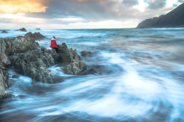 Photo blurred motion of sea against sky during sunset