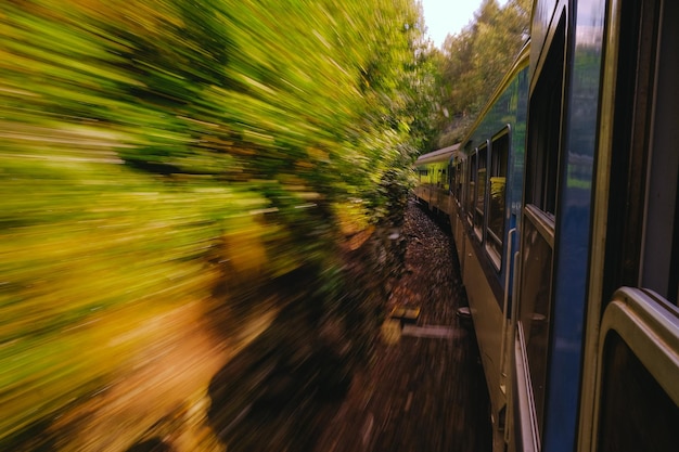 Photo blurred motion of train moving by mountain