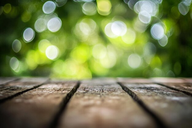 Photo blurry woodland hues with rustic wooden surface