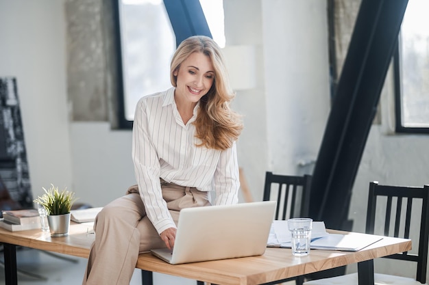 A bnlonde pretty woman working in the office