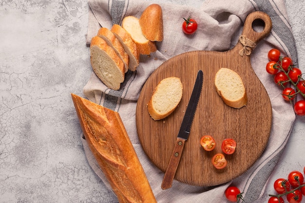 Board bread and tomatoes for making sandwiches