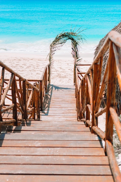 Photo boardwalk leading towards sea