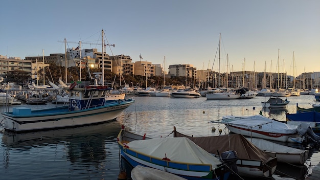 Photo boats in harbor at sunset