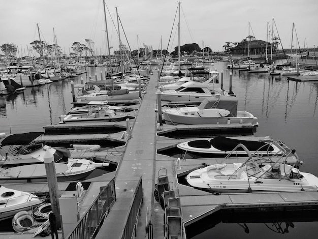 Photo boats moored at harbor