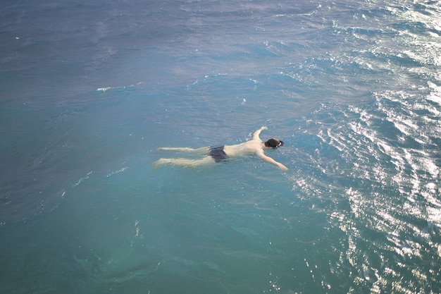 Photo body of a man floating in the ocean the lifeless body of a man in the water drowned at sea in stormy...