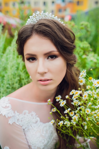 Boho Styled Bride on Nature Background daisy bouquet.