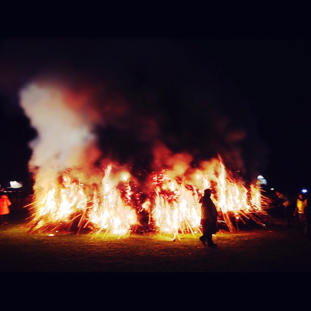 Photo bonfire on field against sky at night