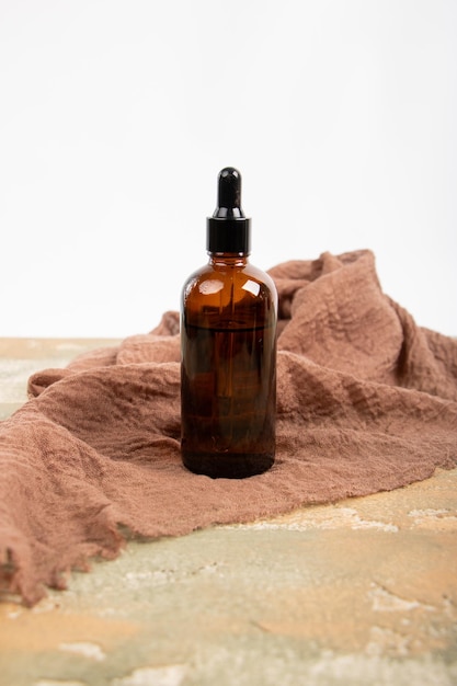 Photo a bottle of moistuirzer oil sits on a towel