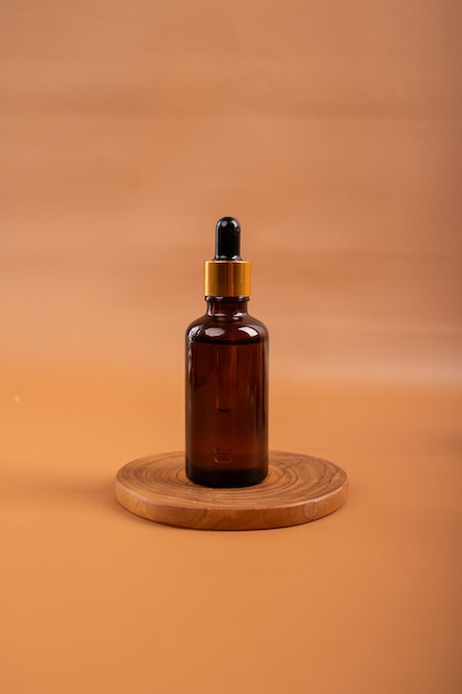 Photo a bottle of serum sits on a wooden coaster