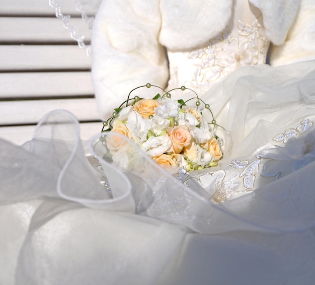 A bouquet of flowers is in a bouquet on a table.