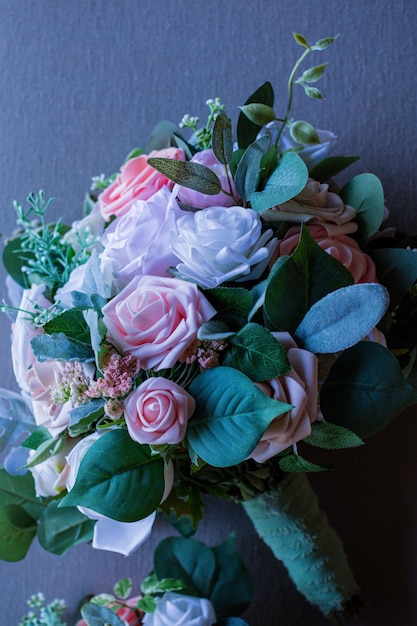 Photo a bouquet of flowers with a pink and white rose