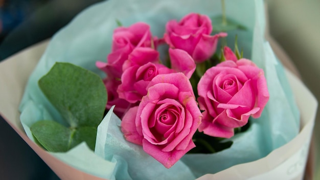 A bouquet of pink roses is in a bouquet.