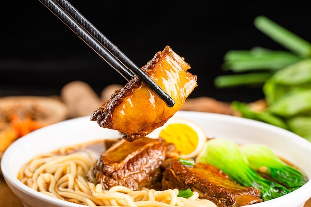 Photo a bowl of braised pork ribs noodles