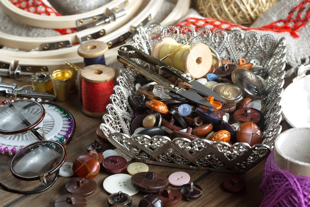 Photo a bowl of buttons and a sewing machine with a needle in it