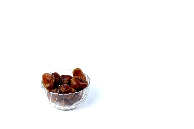 Photo bowl of dried dates isolated on white background