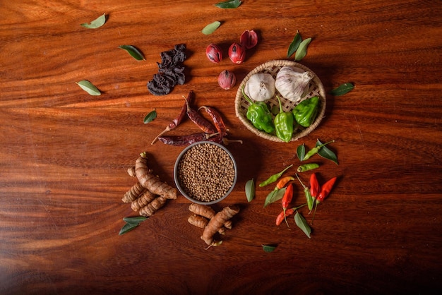 Photo a bowl of food with beans and mushrooms on a table